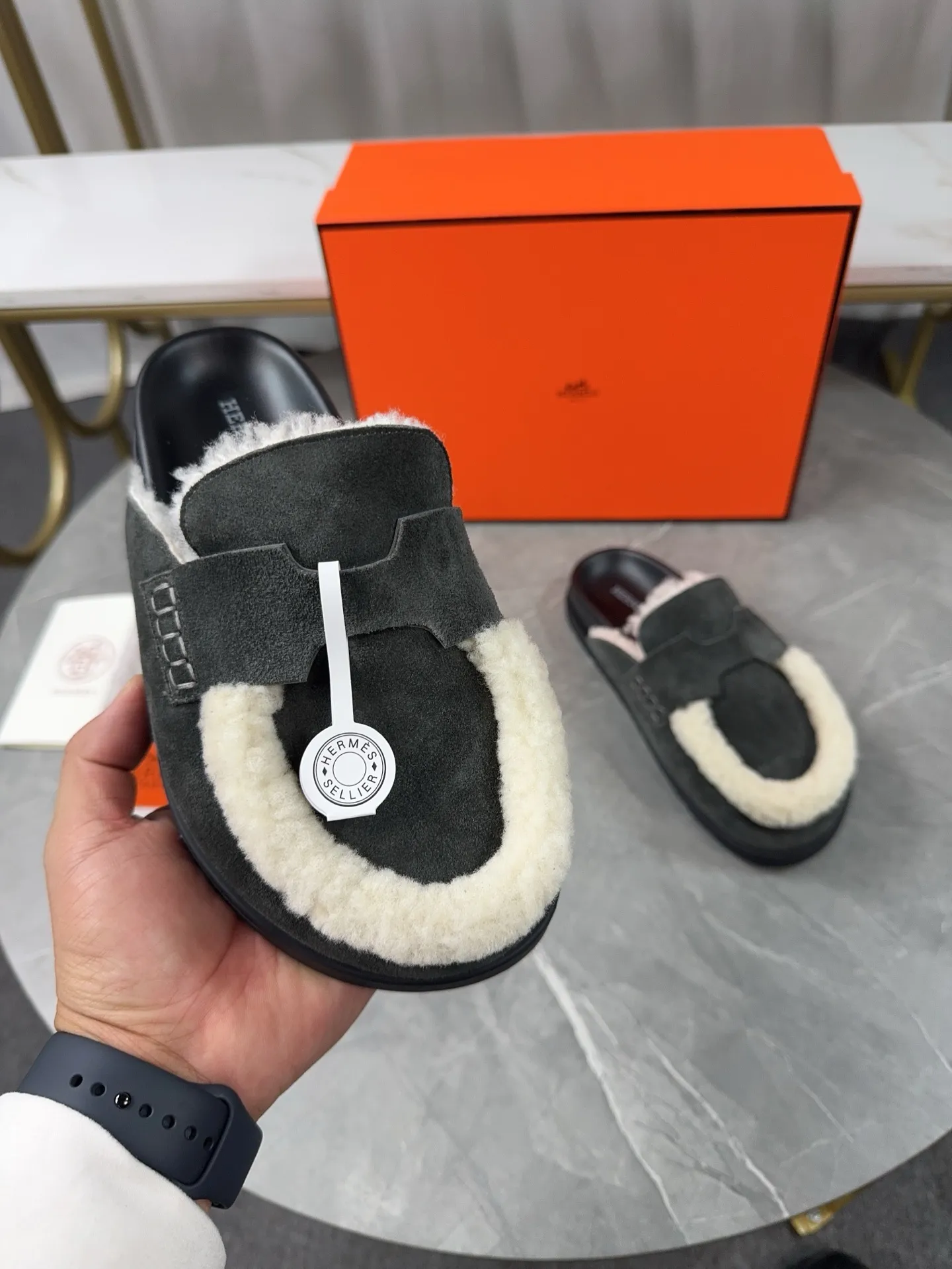 p460🐮🐮HERMES Birkenstock Mules🍬 Spring and summer really need versatile slippers. They have a casual and high-end feel, and the comfort is also great. The large toe design adds a playful feel, and the slip-on design is convenient and practical to wear. 🌷Upper: original high mercerized cow velvet 🌷Inner lining: wool 🌷Outsole: original TPU water platform + rubber film combination 🌷Number of sizes: women's size 35-40 (40-41 -42 is not returnable) men's size: 38-45 (45 is not returnable)